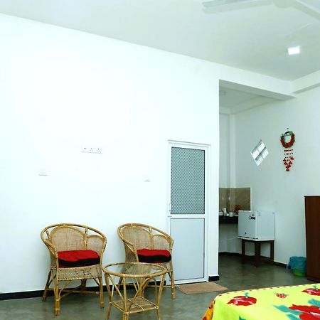 Sandy Palms Guesthouse Хіккадува Екстер'єр фото