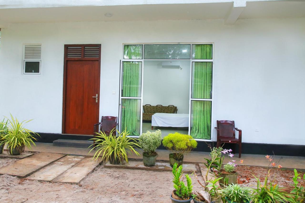 Sandy Palms Guesthouse Хіккадува Екстер'єр фото