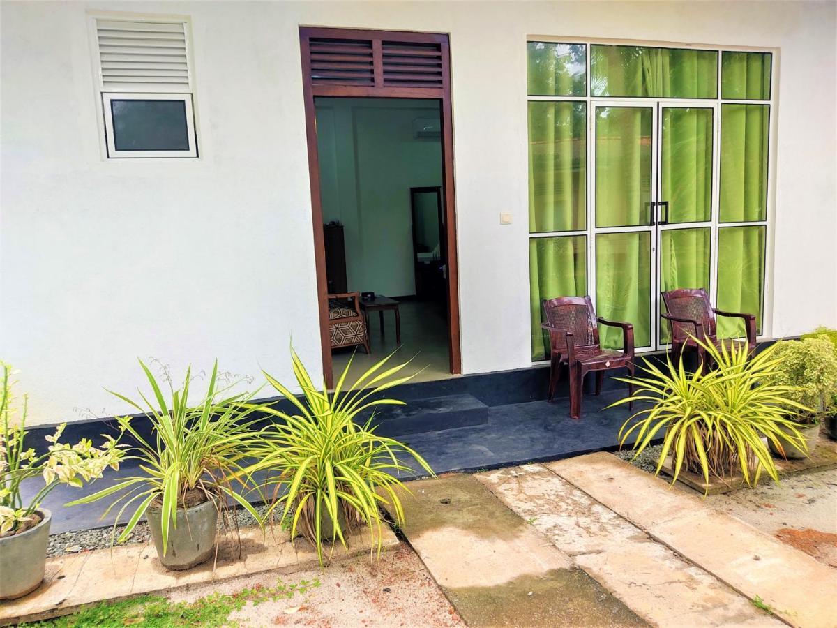Sandy Palms Guesthouse Хіккадува Екстер'єр фото