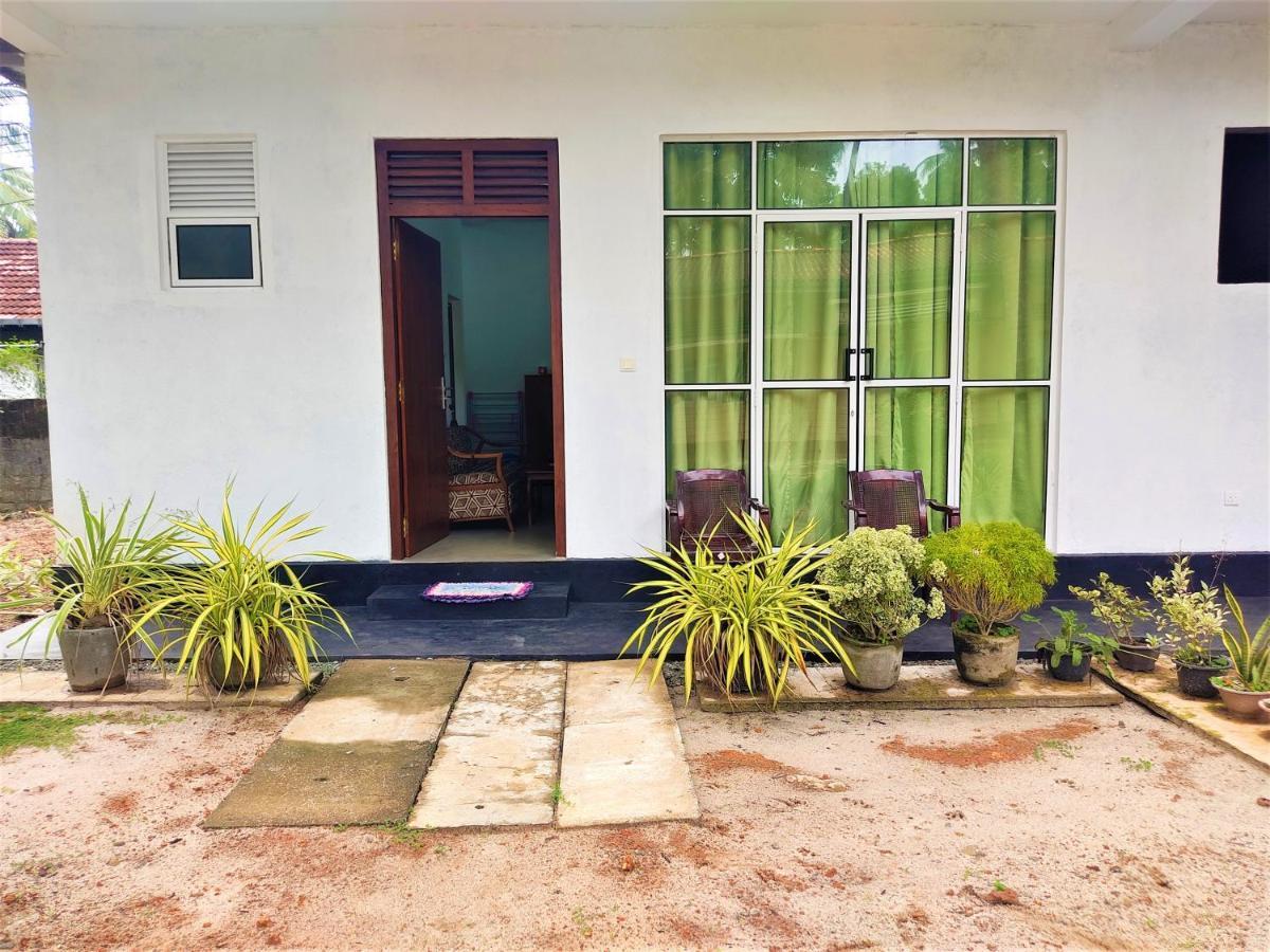 Sandy Palms Guesthouse Хіккадува Екстер'єр фото
