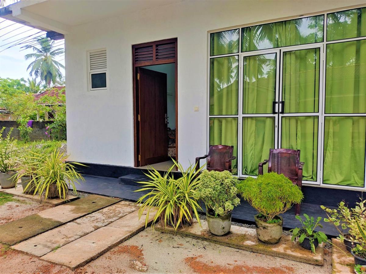 Sandy Palms Guesthouse Хіккадува Екстер'єр фото