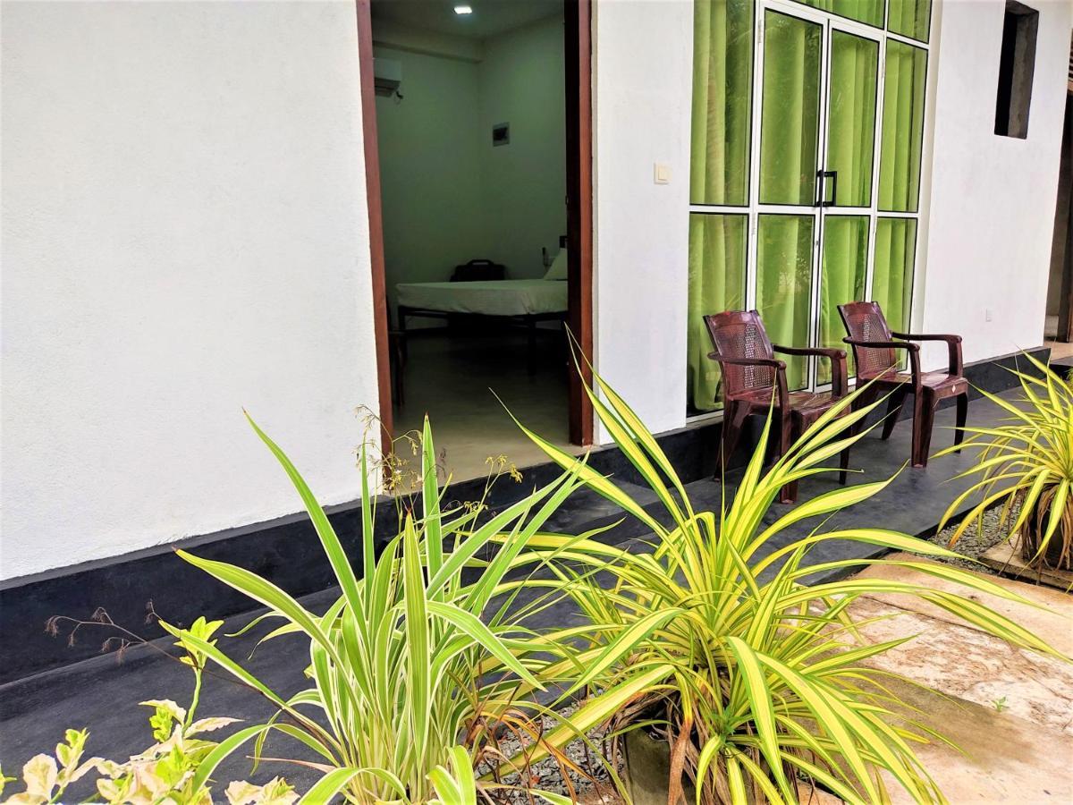 Sandy Palms Guesthouse Хіккадува Екстер'єр фото