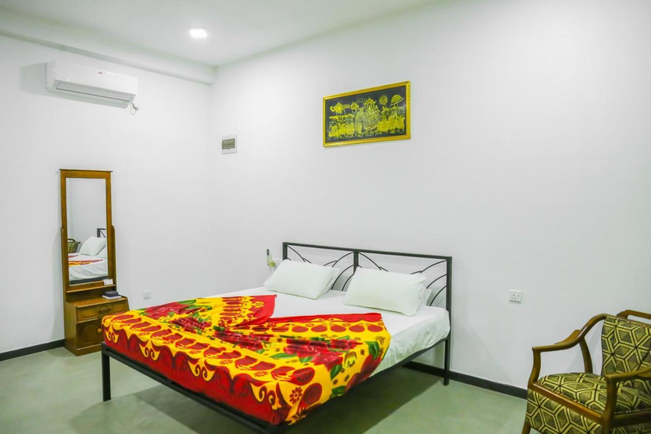 Sandy Palms Guesthouse Хіккадува Екстер'єр фото