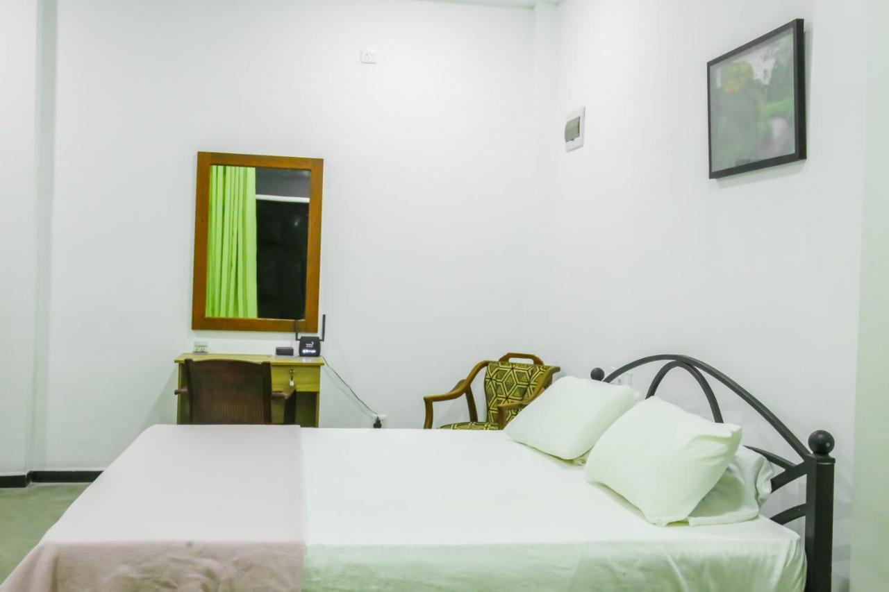 Sandy Palms Guesthouse Хіккадува Екстер'єр фото