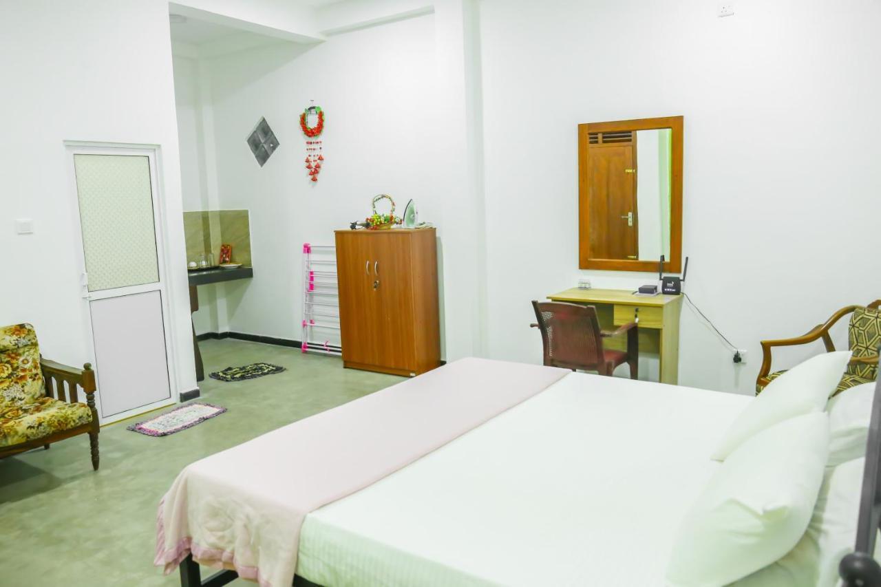 Sandy Palms Guesthouse Хіккадува Екстер'єр фото