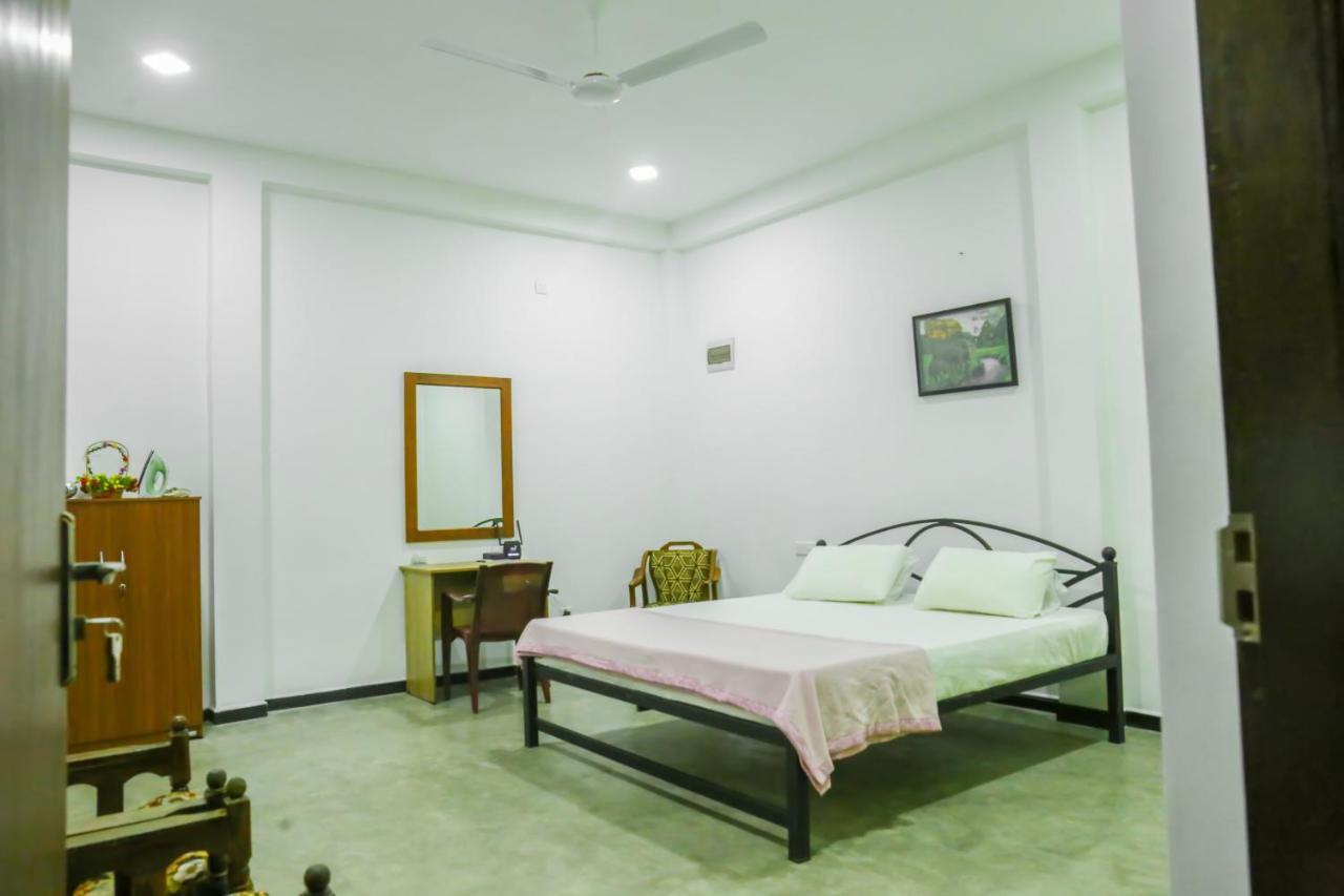 Sandy Palms Guesthouse Хіккадува Екстер'єр фото