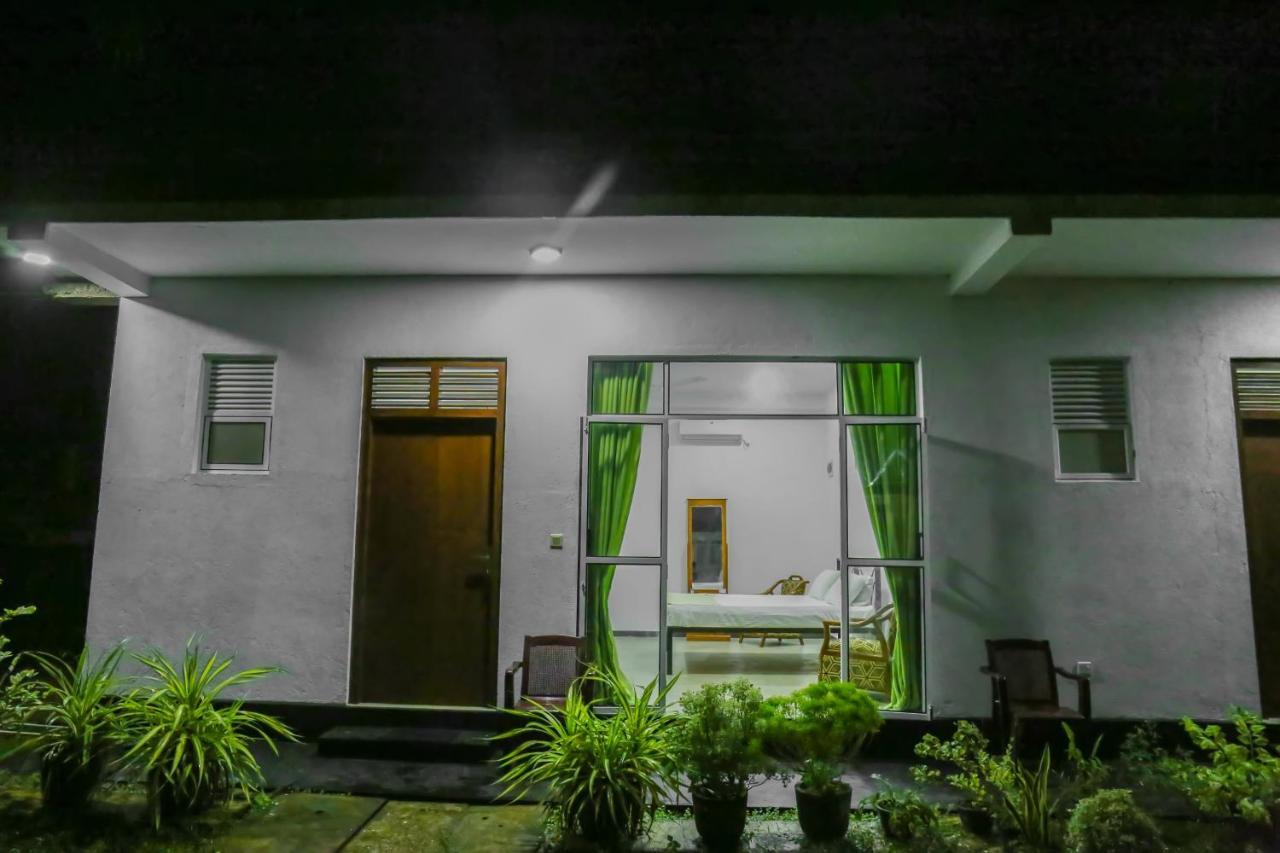 Sandy Palms Guesthouse Хіккадува Екстер'єр фото