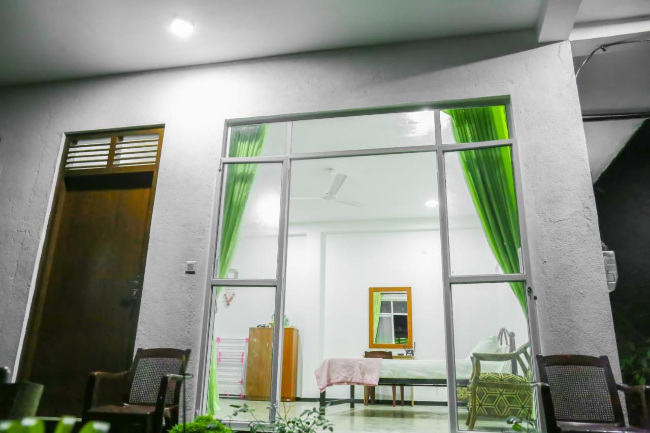 Sandy Palms Guesthouse Хіккадува Екстер'єр фото