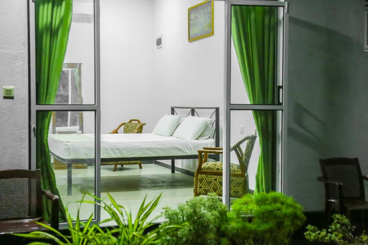 Sandy Palms Guesthouse Хіккадува Екстер'єр фото