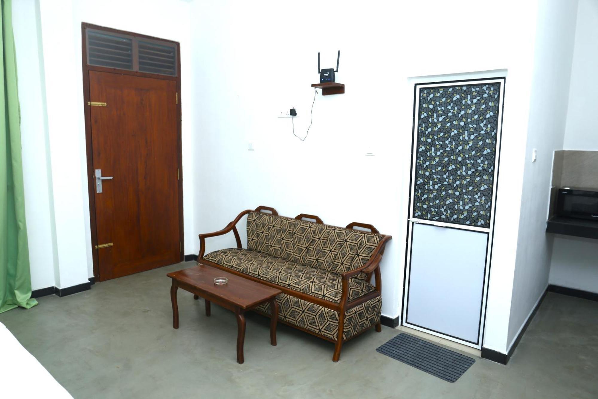 Sandy Palms Guesthouse Хіккадува Екстер'єр фото