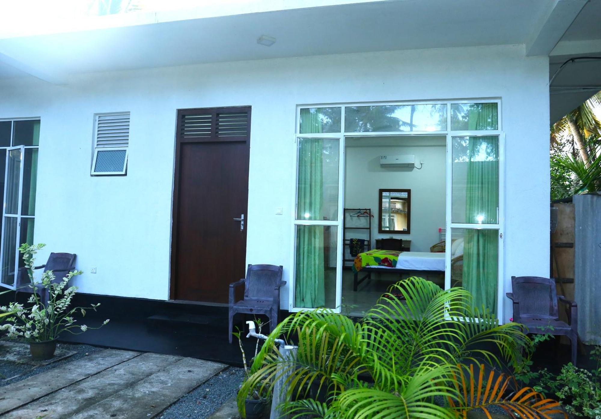 Sandy Palms Guesthouse Хіккадува Екстер'єр фото