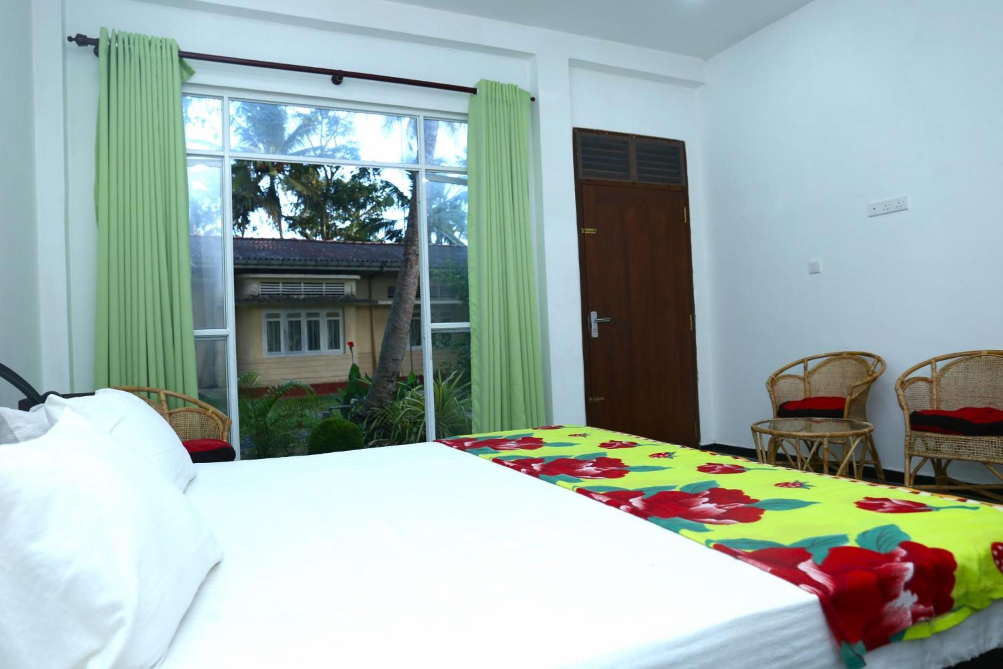 Sandy Palms Guesthouse Хіккадува Екстер'єр фото