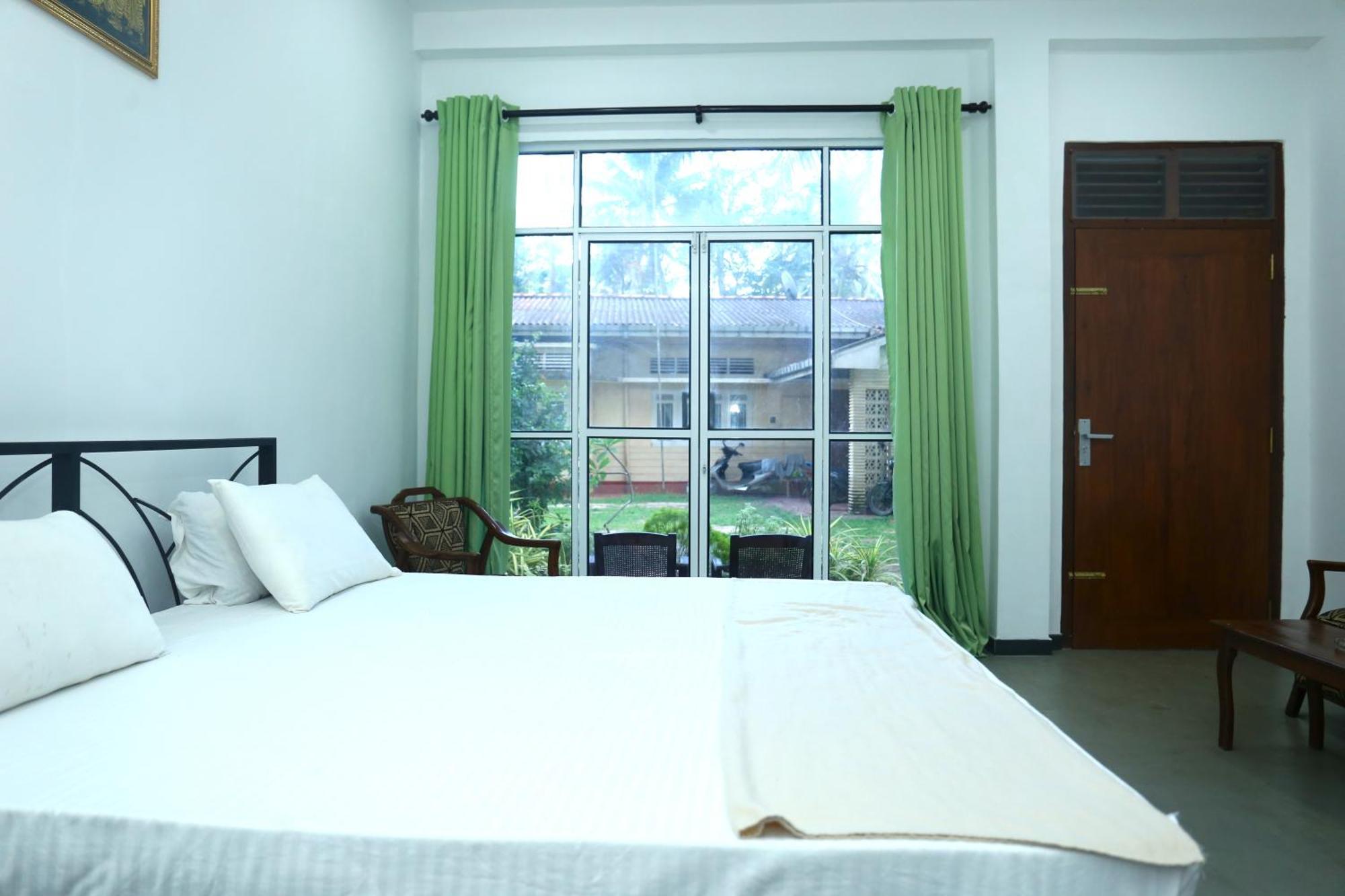 Sandy Palms Guesthouse Хіккадува Екстер'єр фото