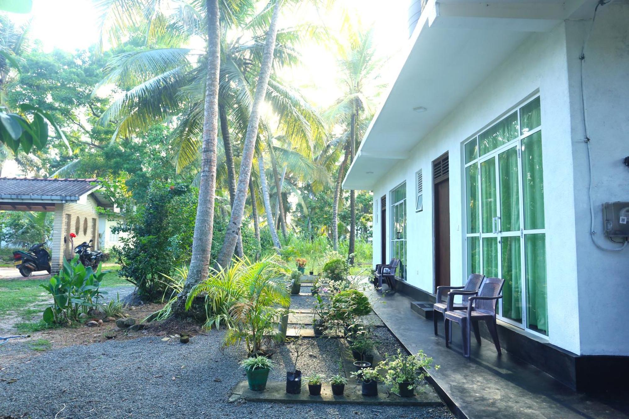 Sandy Palms Guesthouse Хіккадува Екстер'єр фото