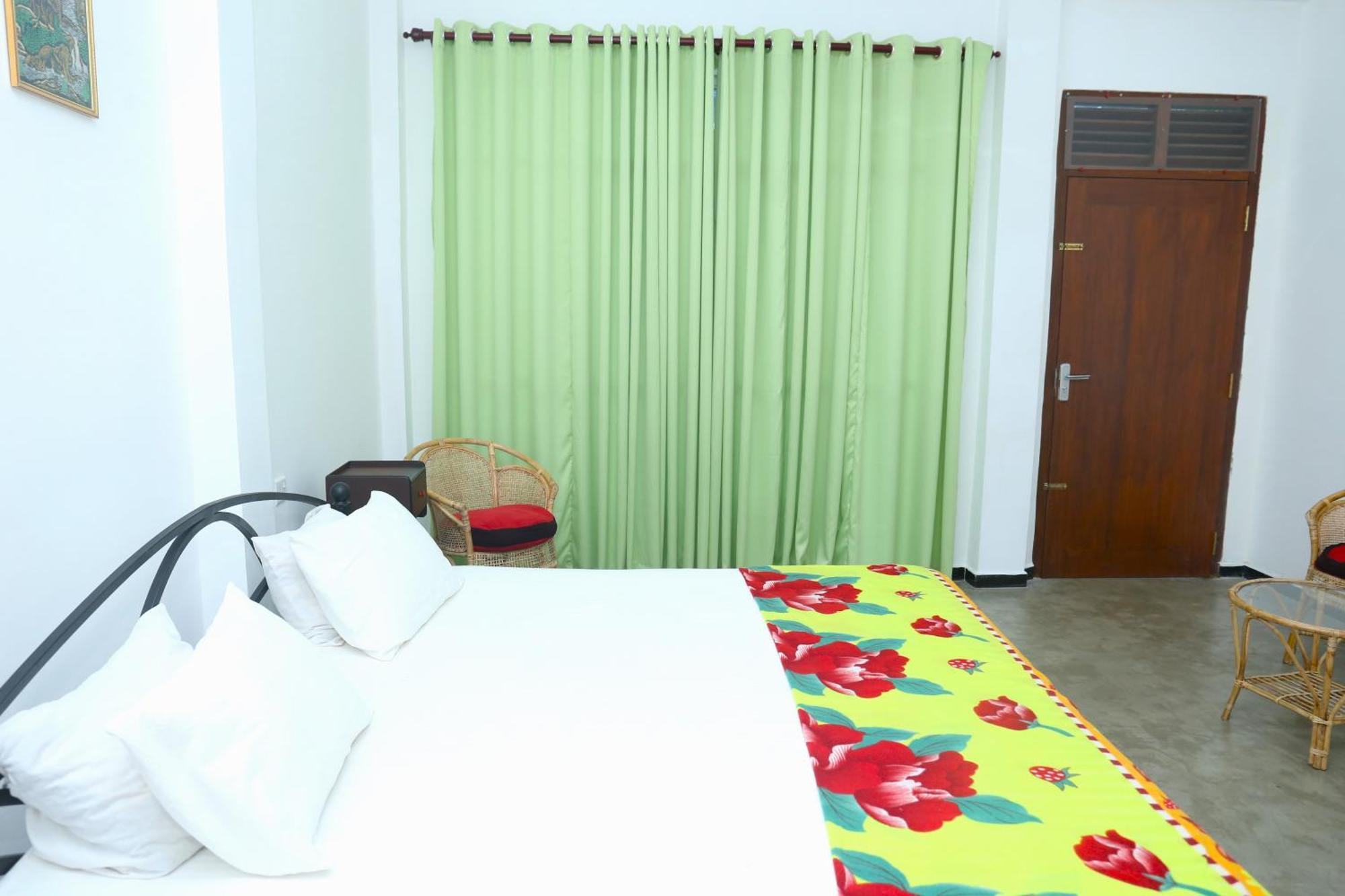 Sandy Palms Guesthouse Хіккадува Екстер'єр фото