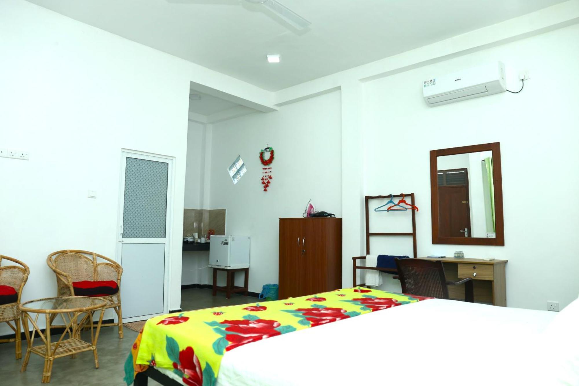 Sandy Palms Guesthouse Хіккадува Екстер'єр фото