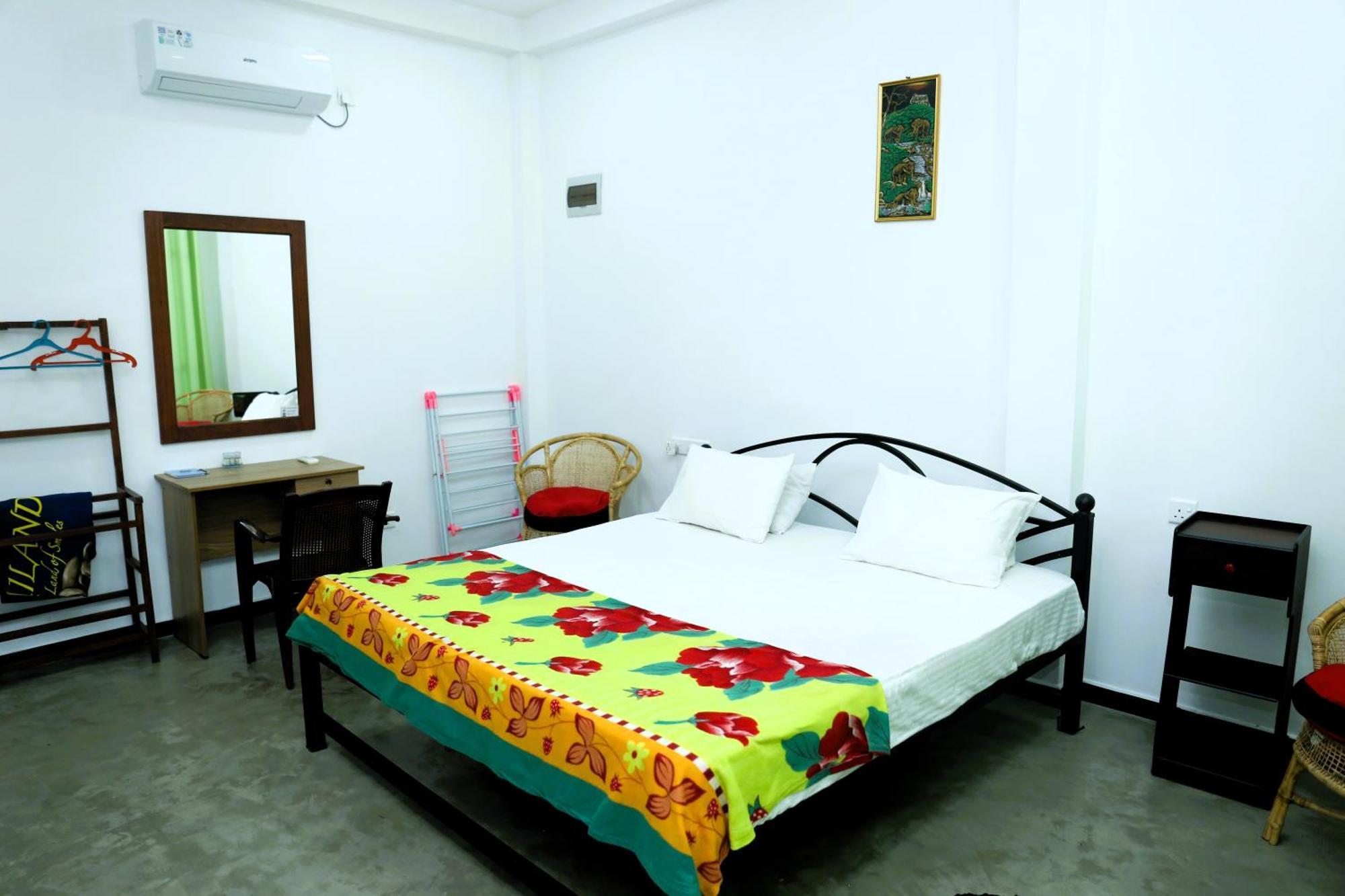 Sandy Palms Guesthouse Хіккадува Екстер'єр фото
